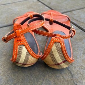 Burberry size 8 orange sandals with straps